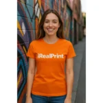 Model feminin purtând tricou damă personalizat portocaliu într-un cadru urban cu graffiti, ilustrând stilul casual și utilizarea în ținute moderne
