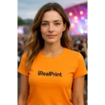 Portret feminin purtând tricou damă personalizat orange într-un cadru de festival, evidențiind personalizarea vizibilă