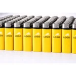 Brichetă tip BIC galbenă personalizată cu logo prezentată pe birou modern, produs promoțional utilizat în campanii corporate și activări de brand.