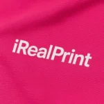 Model feminin purtând tricou damă personalizat roz orhidee într-un decor urban modern, exemplu de utilizare casual