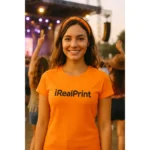 Model feminin purtând tricou damă personalizat orange la un eveniment în aer liber, ilustrând utilizarea casual și modernă