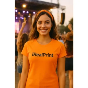 Model feminin purtând tricou damă personalizat orange la un eveniment în aer liber, ilustrând utilizarea casual și modernă