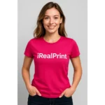 Fotografie lifestyle cu grup de femei purtând tricouri damă personalizate roz orhidee la un eveniment sau festival, evidențiind utilizarea socială a produsului