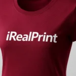 Tricou damă personalizat garnet fotografiat din profil pentru evidențierea croielii feminine și a materialului din bumbac confortabil