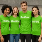 Grup mixt purtând tricouri personalizate verde măr cu logo iRealPrint, exemplu de utilizare pentru echipe sau evenimente corporate