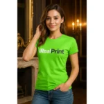 Model feminin purtând tricou damă personalizat verde măr cu logo iRealPrint într-un decor interior elegant, evidențiind personalizarea