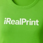 Detaliu logo iRealPrint alb aplicat prin transfer termic pe tricou damă personalizat verde măr, imprimare clară pe material din bumbac