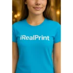 Detaliu logo iRealPrint aplicat prin transfer termic alb pe tricou damă personalizat turcoaz, evidențiind claritatea personalizării