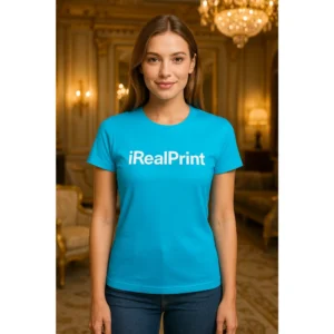 Model feminin purtând tricou damă personalizat turcoaz într-un interior elegant, evidențiind stilul modern și croiala produsului