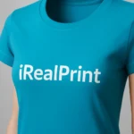 Detaliu personalizare logo alb pe tricou damă turcoaz, evidențiind contrastul dintre design și culoarea materialului