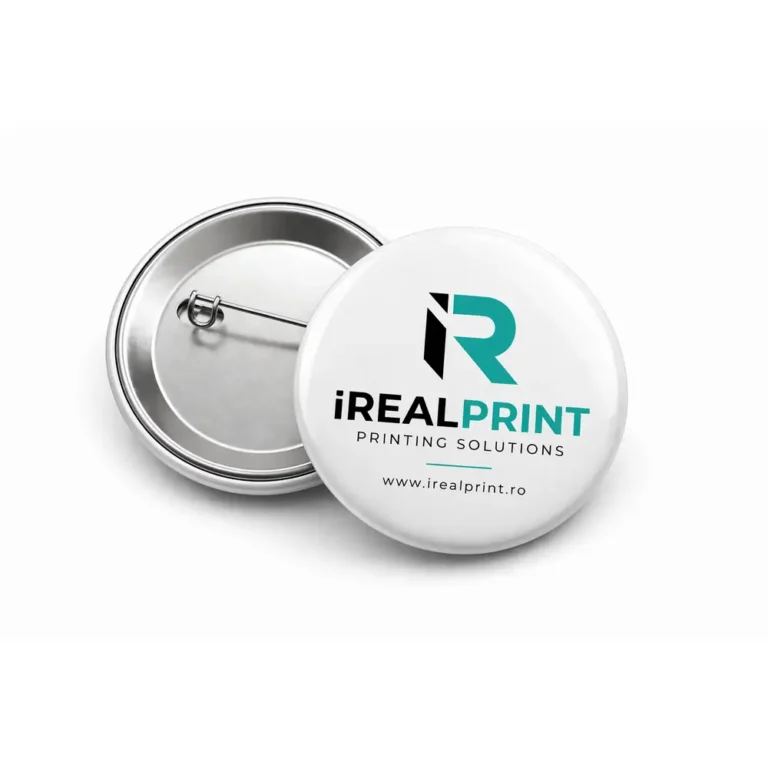 Insigna personalizata 44mm cu logo iRealPrint, model metalic cu ac de prindere, ideala pentru branding vizibil si campanii promotionale