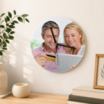 Detaliu close-up ceas din sticla personalizat evidentiind claritatea printului UV si finisajul lucios premium