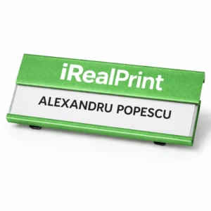 Ecuson metalic verde din aluminiu personalizat cu nume si logo, design profesional pentru identificare vizibila in mediu business