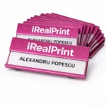 Ecuson metalic roz din aluminiu personalizat cu nume si logo, aspect elegant si prietenos pentru interactiune profesionala