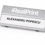 Ecuson argintiu din aluminiu personalizat cu nume si logo, solutie eleganta pentru identificare in medii corporate si administrative
