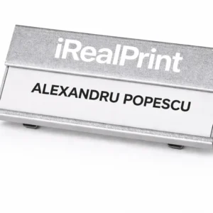 Ecuson argintiu din aluminiu personalizat cu nume si logo, solutie eleganta pentru identificare in medii corporate si administrative