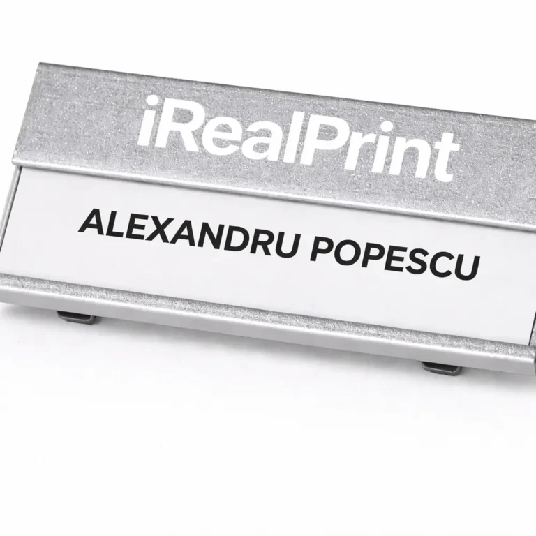 Ecuson argintiu din aluminiu personalizat cu nume si logo, solutie eleganta pentru identificare in medii corporate si administrative