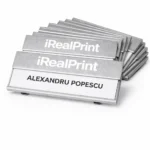 Detaliu ecuson aluminiu argintiu cu finisaj premium, personalizare precisa prin gravura sau print UV pentru aspect profesional consistent