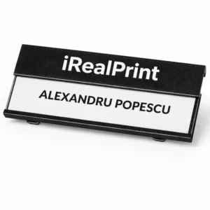 Detaliu ecuson aluminiu negru cu personalizare precisa, contrast ridicat intre text si fundal pentru lizibilitate maxima