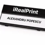 Ecuson metalic negru din aluminiu personalizat cu nume si logo, design elegant si autoritar pentru imagine profesionala premium