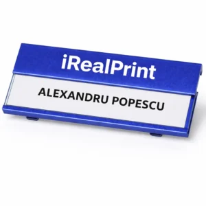Ecuson albastru din aluminiu personalizat cu nume si logo, solutie eficienta pentru identificare clara in medii corporate si servicii