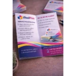 Pliante A6 colorate tipărite profesional, stivă pregătită pentru distribuție în campanii promoționale eficiente