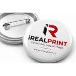 Insigna personalizata 55mm cu logo firma, print de inalta calitate si finisaj lucios, perfecta pentru branding si vizibilitate maxima