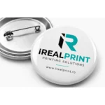 Insigna personalizata 44mm cu logo firma, print de inalta rezolutie si finisaj lucios, perfecta pentru promovare si vizibilitate crescuta