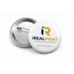 Insigna personalizata 33mm cu logo firma, print de inalta rezolutie si finisaj lucios, perfecta pentru campanii promotionale eficiente