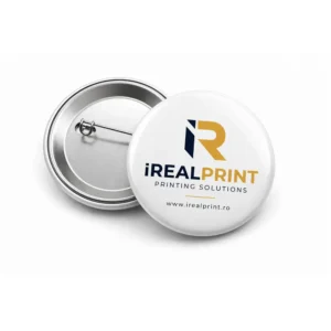 Insigna personalizata 33mm cu logo firma, print de inalta rezolutie si finisaj lucios, perfecta pentru campanii promotionale eficiente