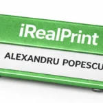 Detaliu ecuson aluminiu verde cu personalizare print UV, text clar si finisaj premium pentru utilizare zilnica profesionala