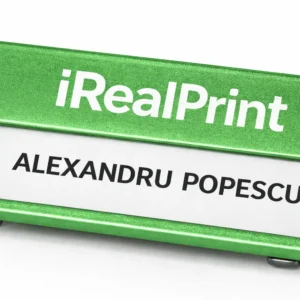 Detaliu ecuson aluminiu verde cu personalizare print UV, text clar si finisaj premium pentru utilizare zilnica profesionala