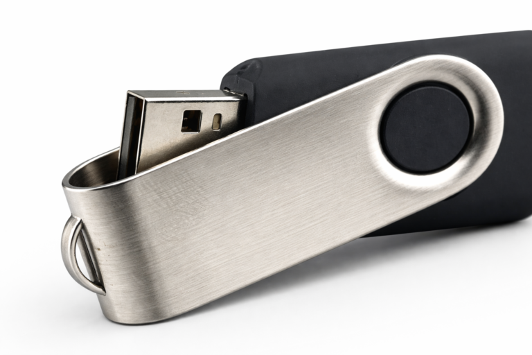 Stick USB negru personalizat cu logo, design elegant si finisaj modern, ideal pentru promovare business si cadouri corporate de impact