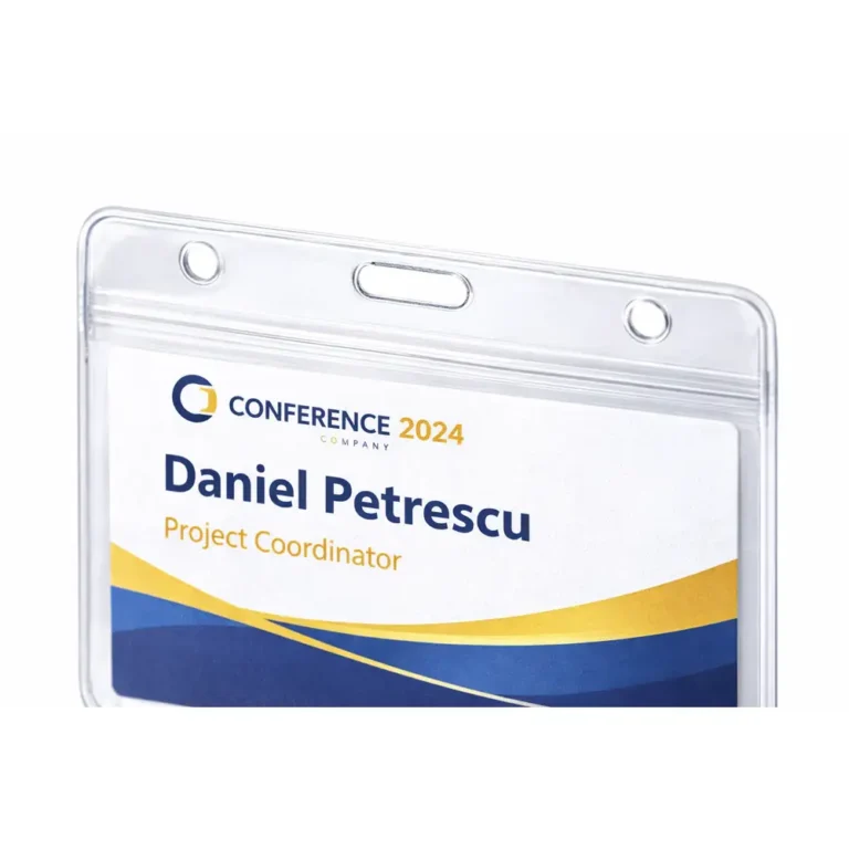 Detaliu suport ecuson orizontal din PVC flexibil transparent, sistem de prindere rezistent pentru utilizare sigura cu lanyard