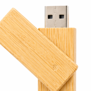 Stick USB din bambus sau lemn personalizat cu logo, varianta eco sustenabila ideala pentru branding responsabil si cadouri corporate premium