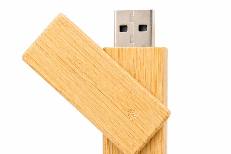 Stick USB din bambus sau lemn personalizat cu logo, varianta eco sustenabila ideala pentru branding responsabil si cadouri corporate premium