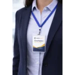 Suport ecuson rigid vertical din plastic dur, design stabil si protectie completa pentru badge-uri si carduri de acces