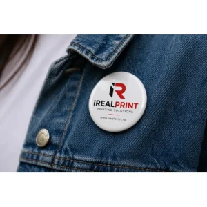 Insigna personalizata 55mm purtata pe jacheta, solutie eficienta pentru promovare directa si expunere constanta a brandului