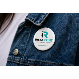 Insigna personalizata 44mm purtata pe jacheta, solutie eficienta pentru expunere constanta a brandului si promovare directa