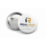Insigna personalizata 33mm purtata pe jacheta, solutie eficienta pentru branding mobil si expunere constanta in mediul real
