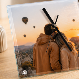 Detaliu close-up ceas din sticla personalizat evidentiind finisajul lucios si claritatea printului fotografic de inalta calitate
