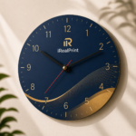 Ceas de perete personalizat in culori navy si auriu cu cifre elegante, design modern pentru integrare perfecta in spatii corporate