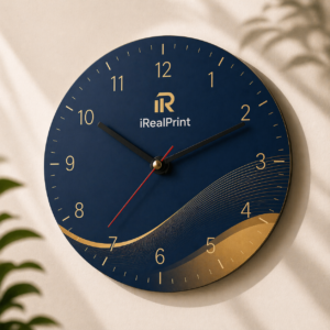 Ceas de perete personalizat in culori navy si auriu cu cifre elegante, design modern pentru integrare perfecta in spatii corporate