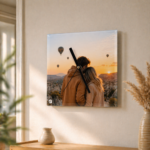 Ceas de perete patrat din sticla personalizat integrat in decor interior modern, ideal pentru living sau birou elegant