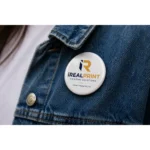 Insigna personalizata 33mm close-up cu logo, evidentiind claritatea printului si calitatea materialelor utilizate