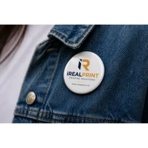 Insigna personalizata 33mm close-up cu logo, evidentiind claritatea printului si calitatea materialelor utilizate