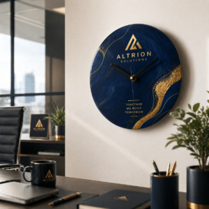 Ceas de perete rotund din sticla personalizat cu logo Altrion, design premium pentru birou modern si branding profesional