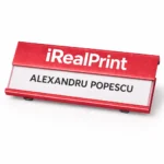 Ecuson metalic rosu din aluminiu personalizat cu nume si logo, design vizibil si profesionist pentru interactiune rapida cu clientii