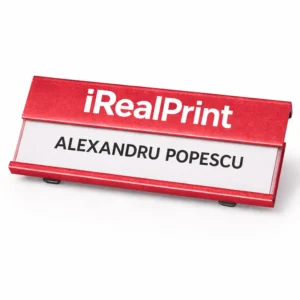 Ecuson metalic rosu din aluminiu personalizat cu nume si logo, design vizibil si profesionist pentru interactiune rapida cu clientii