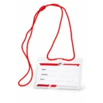 Detaliu lanyard rosu cu suport ecuson, sistem de prindere sigur si utilizare confortabila pentru purtare zilnica